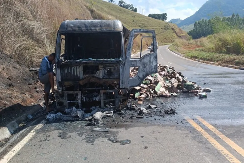 Caminhão carregado de carnes pega fogo na BR 356