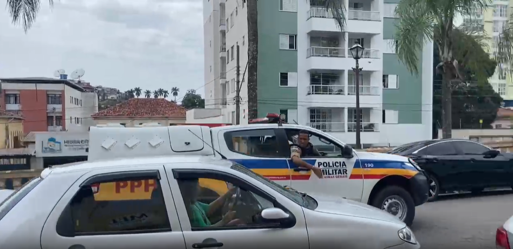 V Deo Flagra Carro Obstruindo Passagem Para Viatura Em Vi Osa