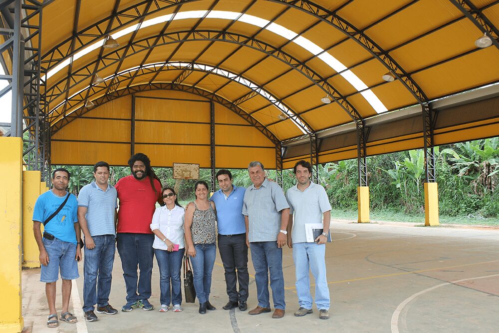 Escola em Nova Viçosa recebe quadra coberta