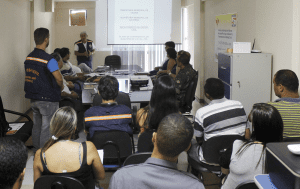 Na foto estão reunidos membros da Prefeitura, autoridades do Exército, Corpo de Bombeiros e professores da UFV, que em conjunto trabalharam nos futuras ocorrências ocasionadas pelas chuvas.