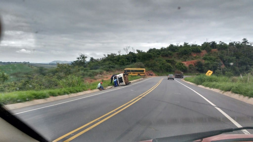Dentro da Kombi haviam 9 crianças que se feriram sem gravidade