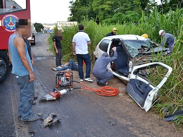 Carro bate em carreta e 5 ficam feridos em Muriaé