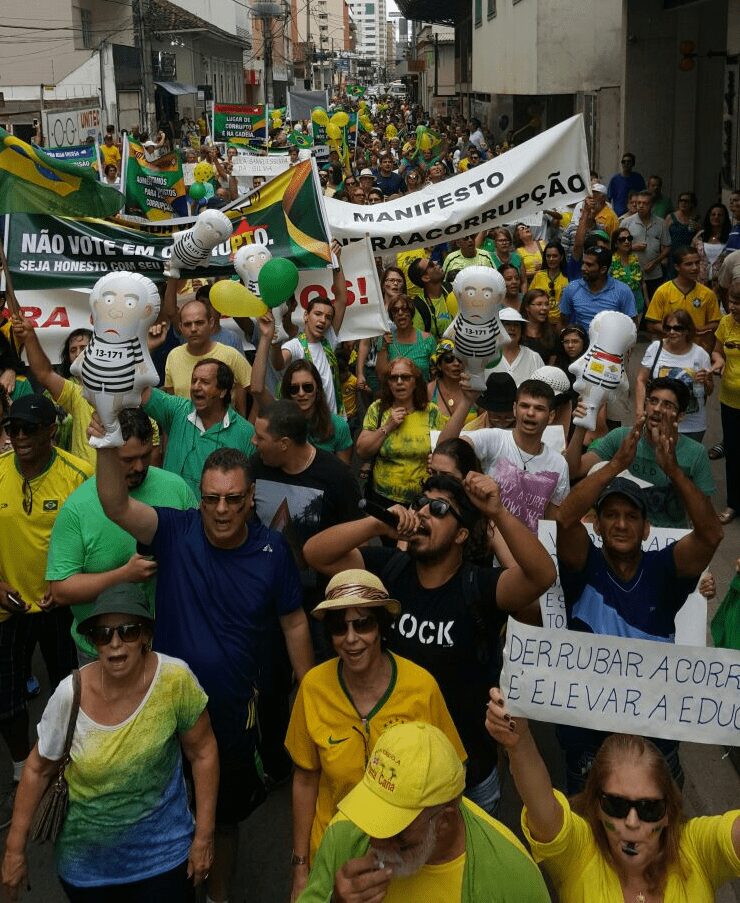 População de Viçosa vai às ruas e protesta contra a corrupção
