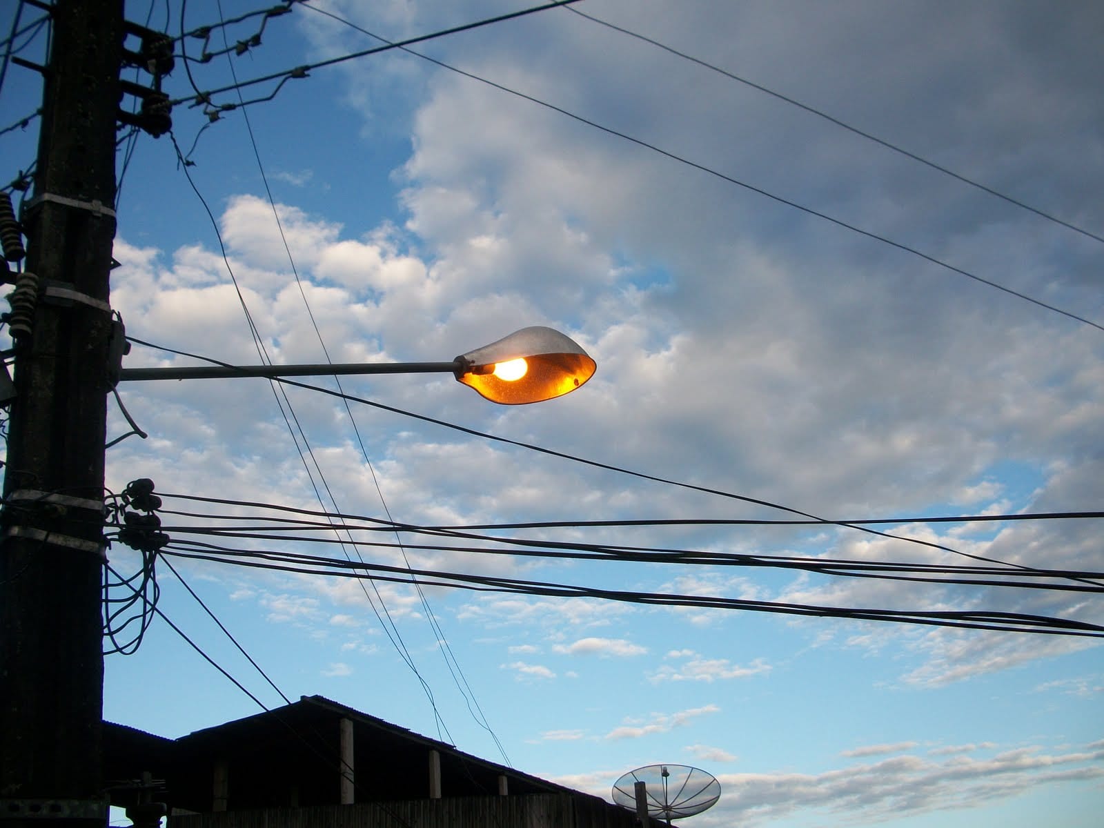 CEMIG e ENERGISA  são responsáveis pela manutenção da iluminação pública de Viçosa