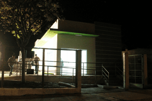 A Farmácia foi instalada ao lado da Unidade Básica de Saúde (UBS), na rua Agenor Pires Dantas.