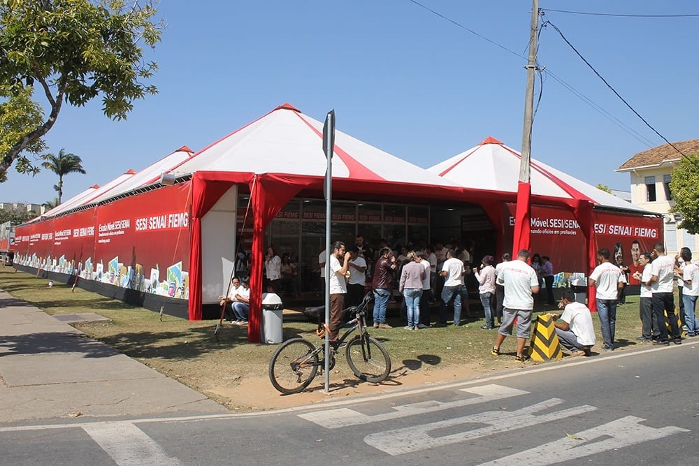 Tenda do SESI/SENAI está em Viçosa oferecendo capacitação em 09 áreas