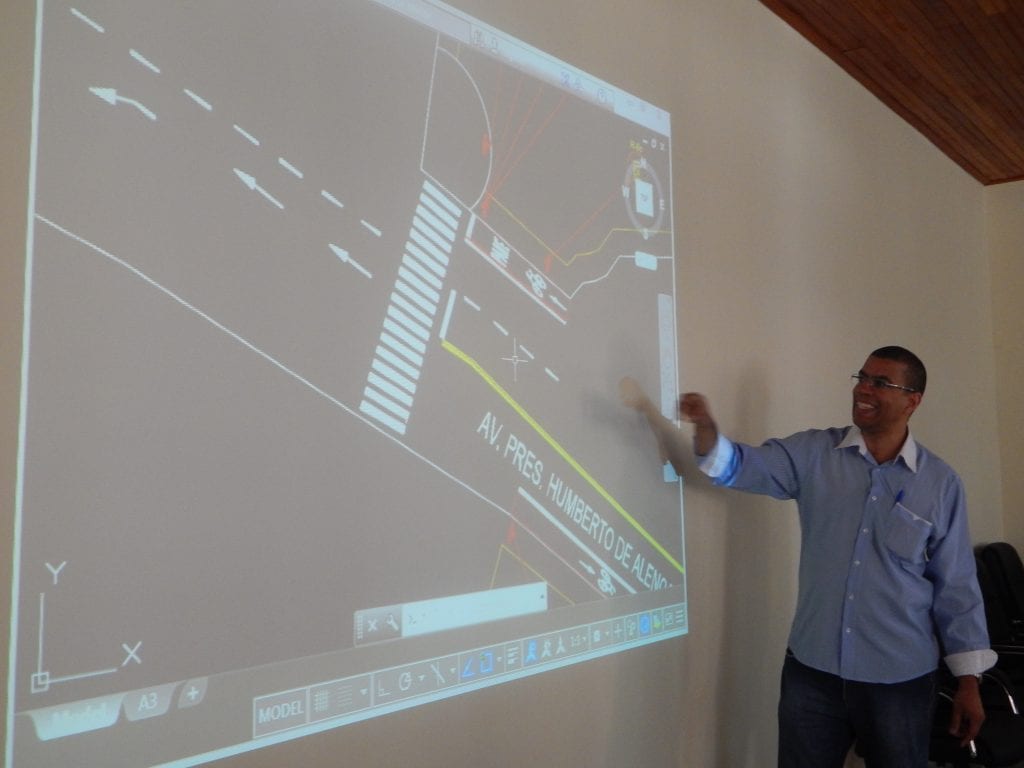 Professor Taciano Oliveira da Silva do Departamento de Engenharia Civil da UFV apresentando o projeto da Avenida 