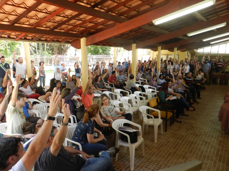 URGENTE: PROFESSORES DA UFV APROVAM INDICATIVO DE GREVE