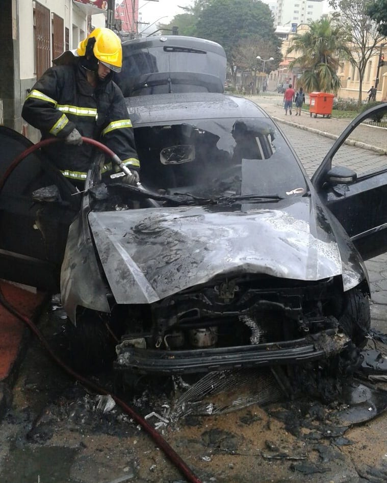 POLICIAL SE ENVOLVE EM BRIGA E TEM CARRO INCENDIADO