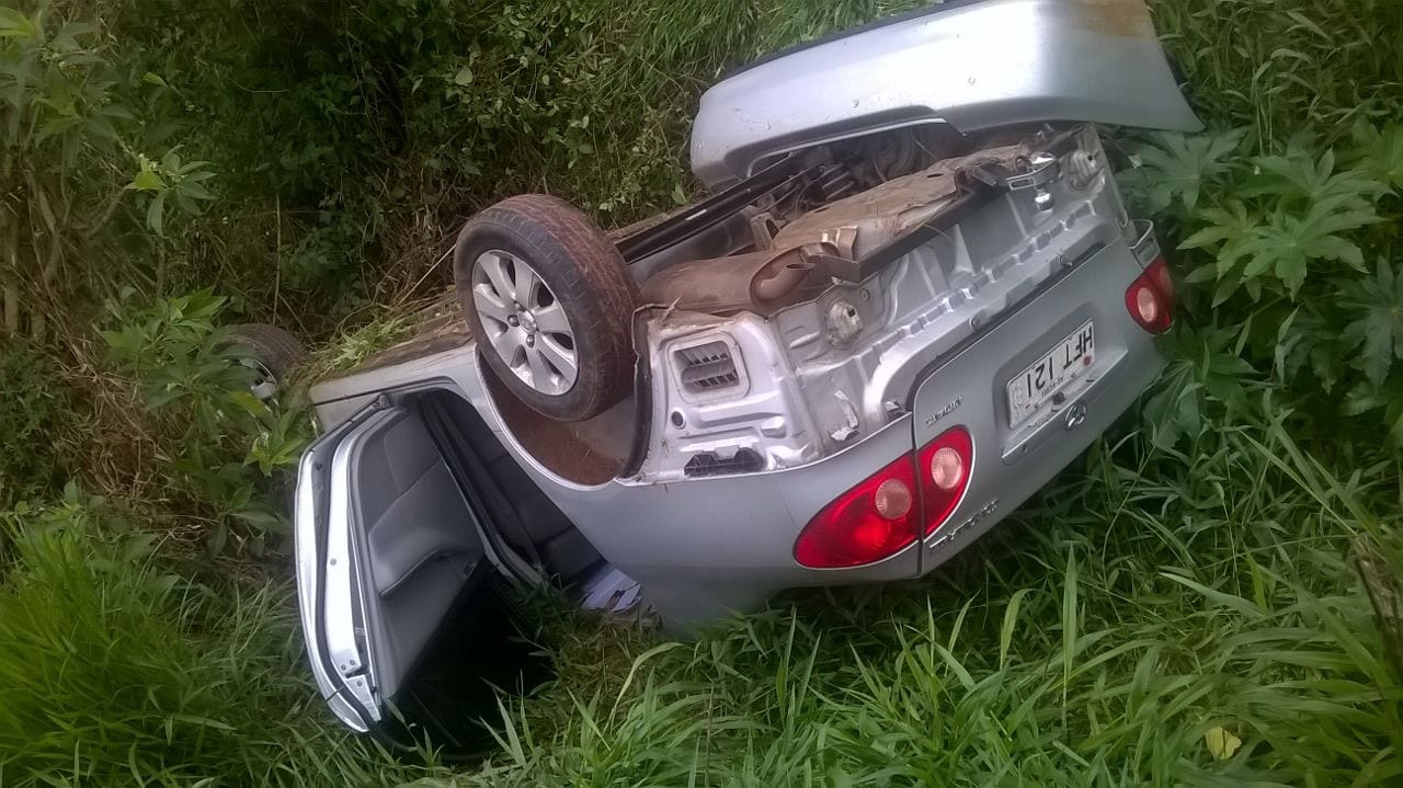 BANDIDOS ROUBAM CARRO E CAPOTAM DURANTE PERSEGUIÇÃO POLICIAL