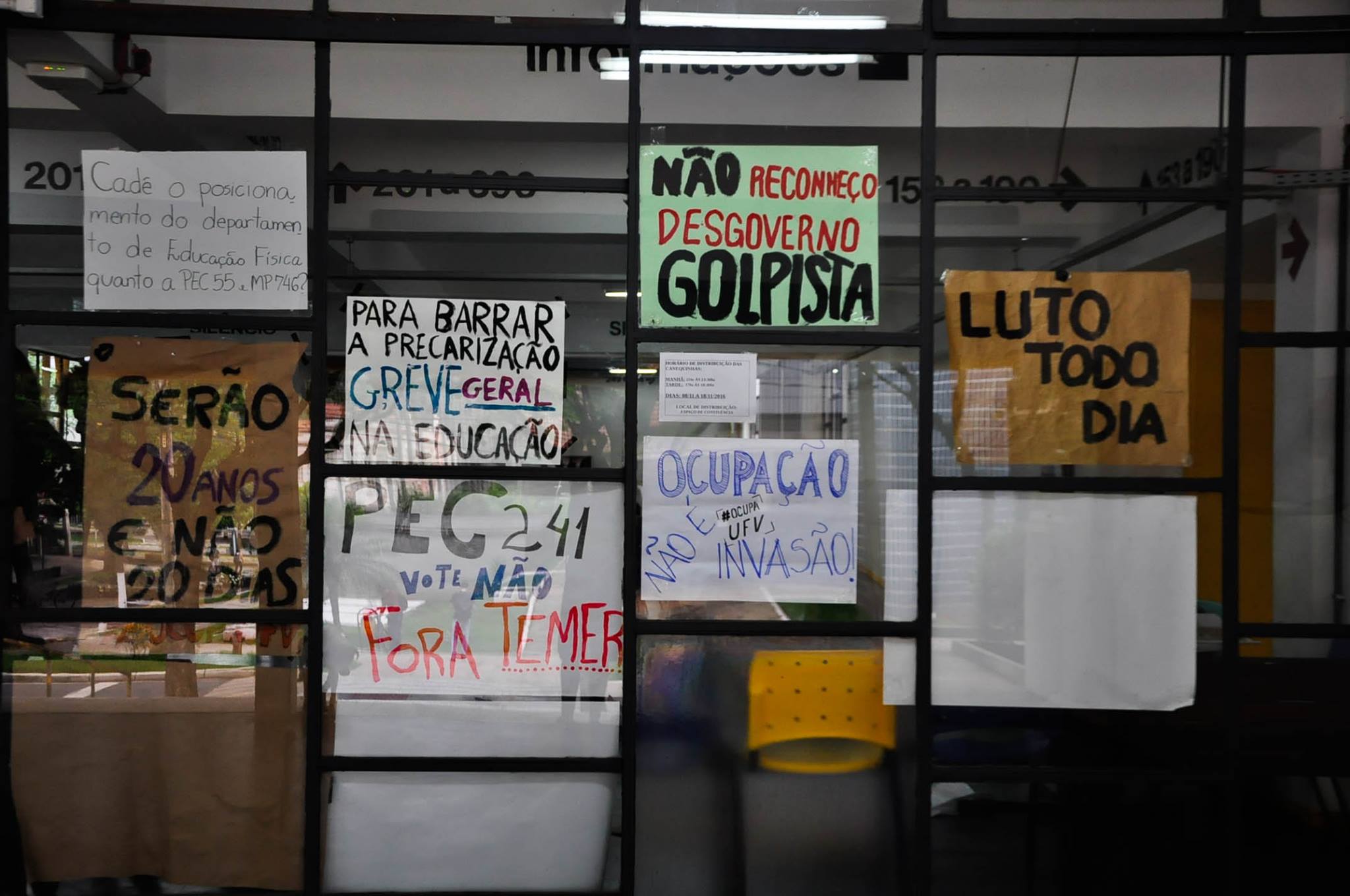 ALUNOS GREVISTAS VOLTAM A OCUPAR PVA E PVB NA UFV