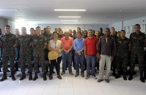 Os militares do exército atuaram em parceria com os agentes de edemias no combate a dengue. 