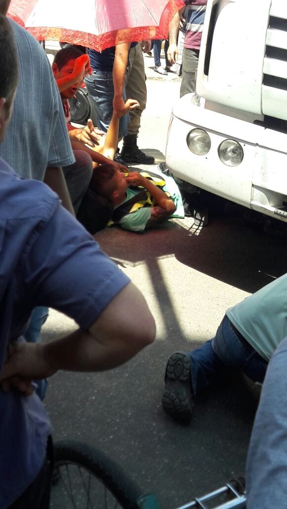 MOTOQUEIRO FICA PRESO DEBAIXO DE CAMINHÃO NO CENTRO DE VIÇOSA