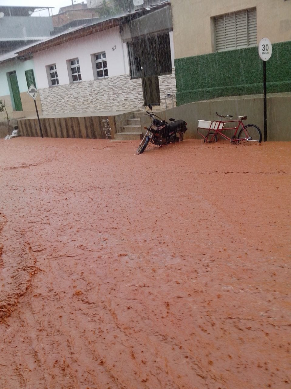 RUAS FICAM ALAGADAS EM SÃO MIGUEL DO ANTA APÓS CHUVA