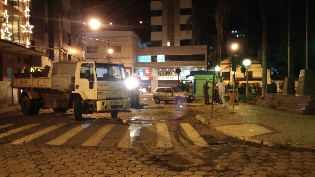 PRAÇA DO ROSÁRIO É LIBERADA APÓS ARVORE CAIR EM FRENTE A PREFEITURA DE VIÇOSA
