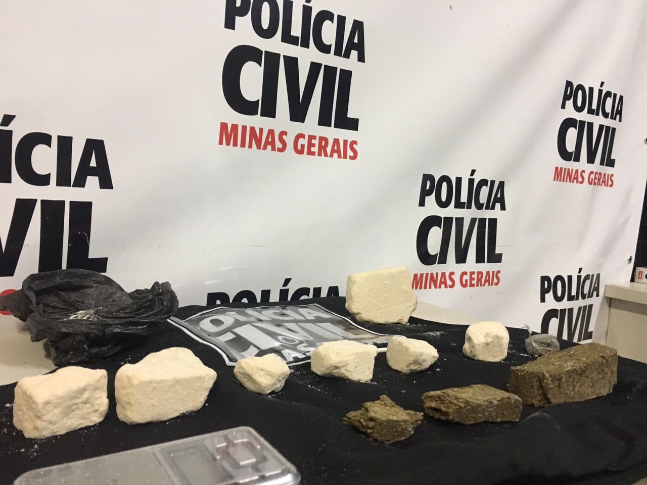 POLÍCIA APREENDE GRANDE QUANTIDADE DE DROGAS E RECUPERA VEÍCULO ROUBADO EM VIÇOSA