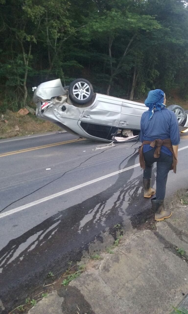 MOTORISTA BÊBADO CAPOTA CARRO NA BR 120 PRÓXIMO EM TEIXEIRAS