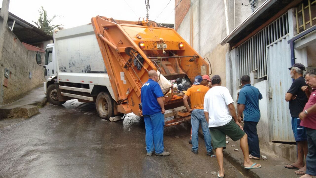 CAMINHÃO DO SAAE ATROPELA E PRENSA GARIS CONTRA PAREDE EM VIÇOSA