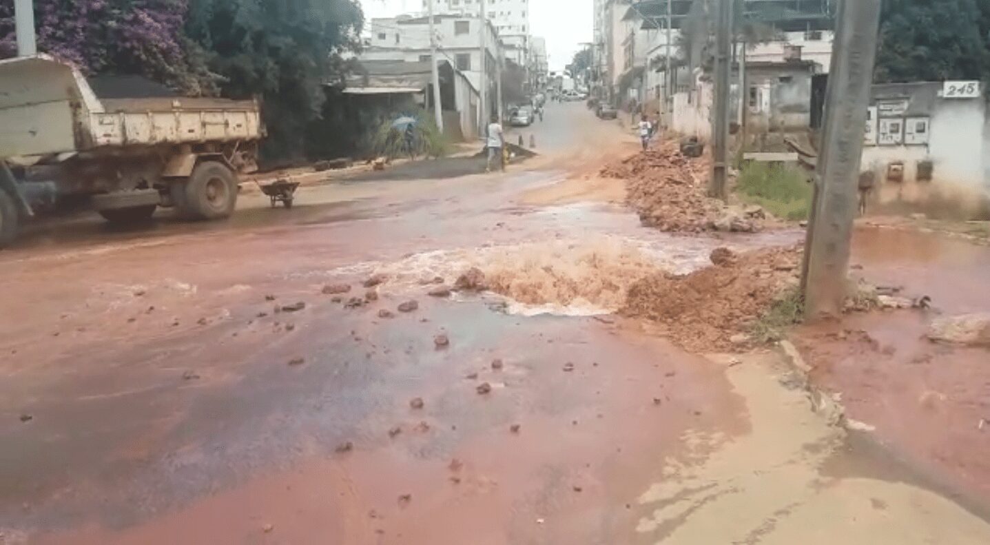 ADUTORA DO SAAE SE ROMPE APÓS CONSTRUÇÃO DE BUEIRO EM VIÇOSA