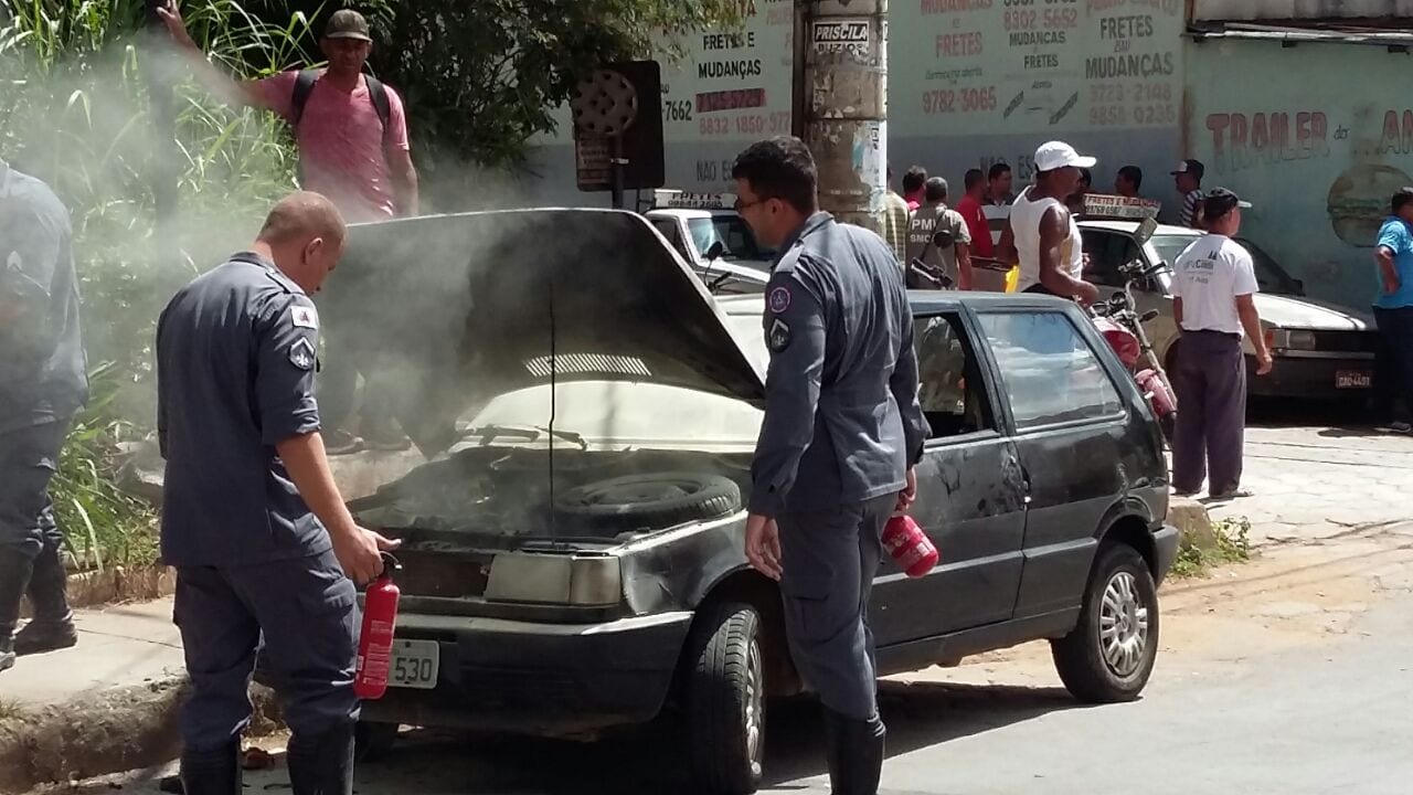 CARRO PEGA FOGO PRÓXIMO AO HOSPITAL SÃO SEBASTIÃO E TRÂNSITO FICA CAÓTICO