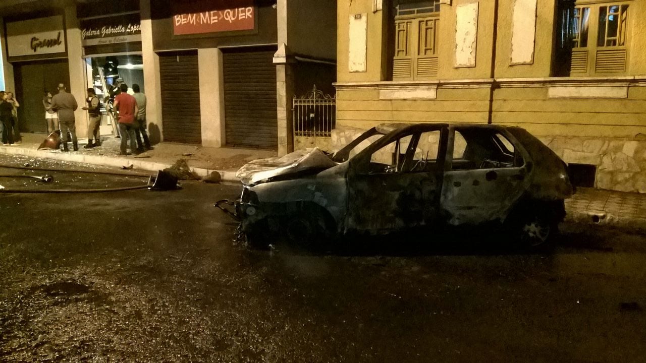 CARRO DE ESTUDANTE DA UFV CAPOTA E PEGA FOGO NO CENTRO DE VIÇOSA, VEJA VÍDEO