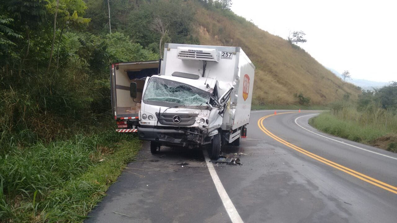 ACIDENTE ENVOLVE CARRETA E CAMINHÃO NO TREVO DE COIMBRA