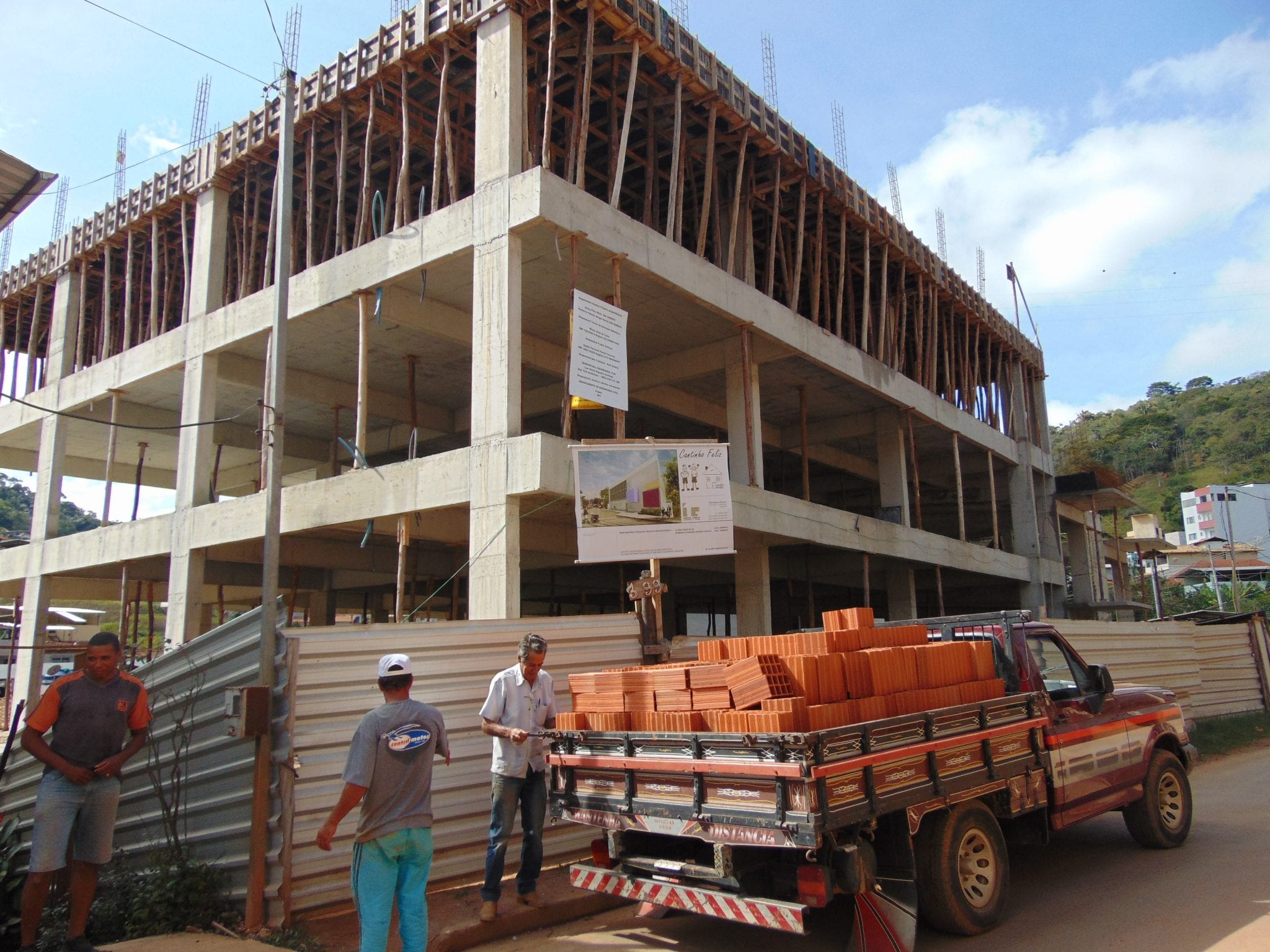 CONSTRUÇÃO DA CRECHE DA GROTA DOS CAMILOS EM VIÇOSA ESTÁ A TODO VAPOR E CONTA COM DOAÇÕES