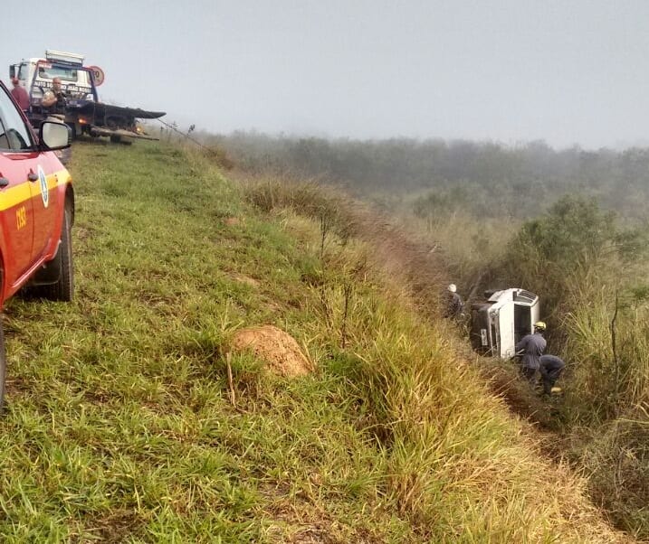 MOTORISTA CAI EM RIBANCEIRA PRÓXIMO AO AEROPORTO DE VIÇOSA APÓS CAPOTAR CARRO