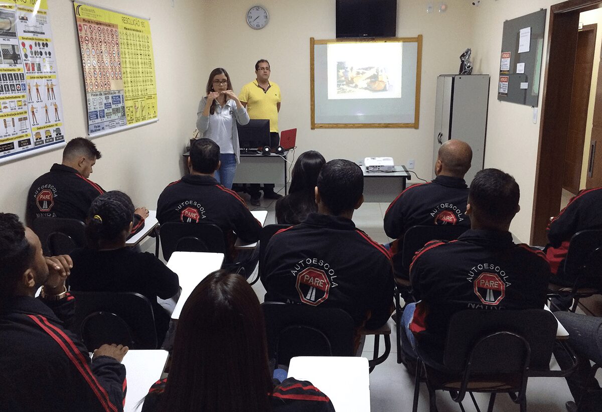 PREFEITURA TRABALHA EDUCAÇÃO NO TRÂNSITO COM INSTRUTORES DE AUTOESCOLAS