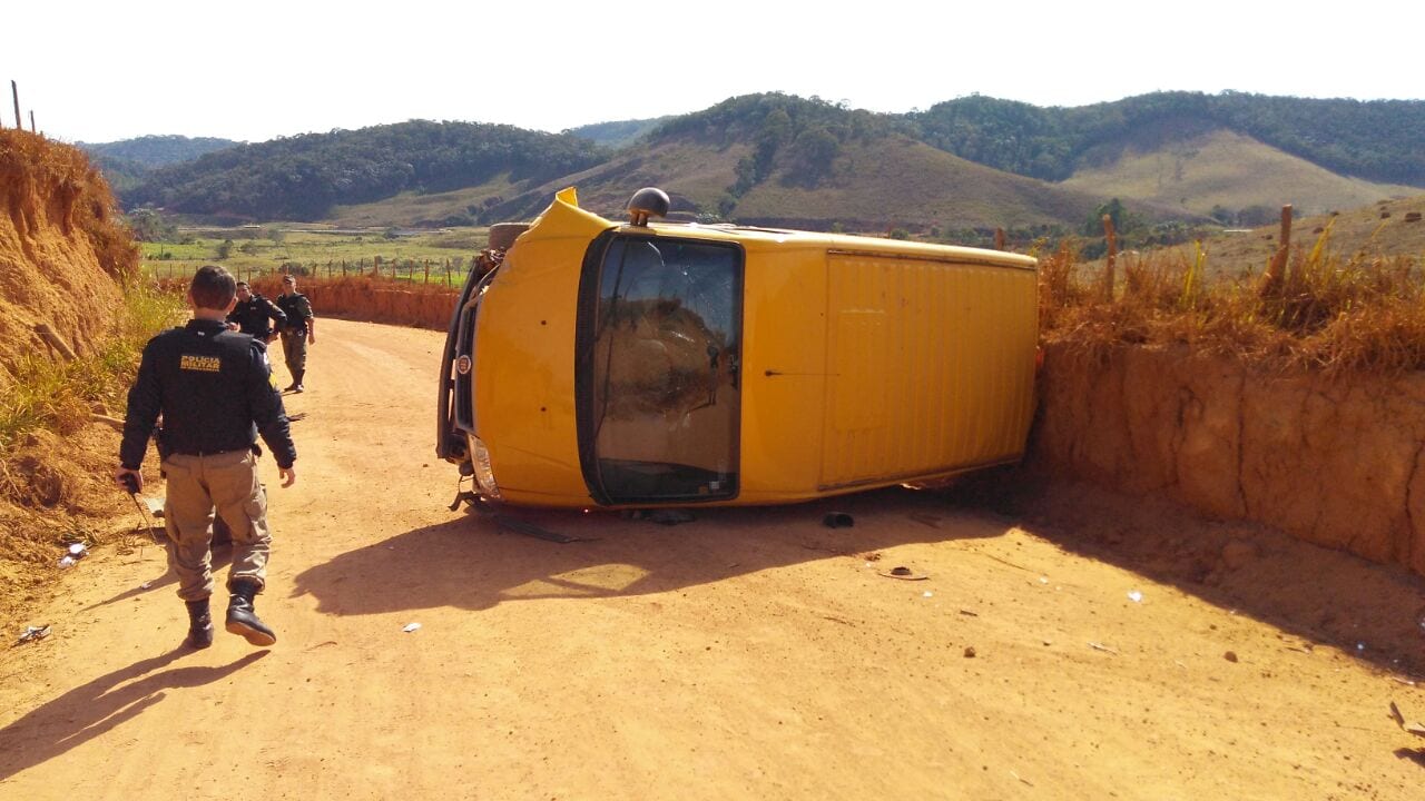 BANDIDOS ROUBAM VAN DOS CORREIOS EM VIÇOSA E DURANTE PERSEGUIÇÃO CAPOTAM O VEÍCULO