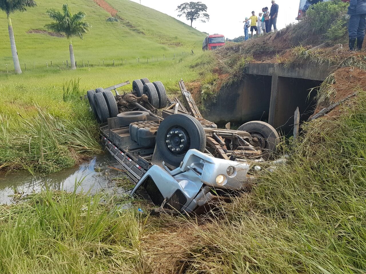 PRIMEIRA MORTE NA REGIÃO POR ACIDENTE NA ESTRADA NO FERIADO É REGISTRADA PRÓXIMA A ERVÁLIA