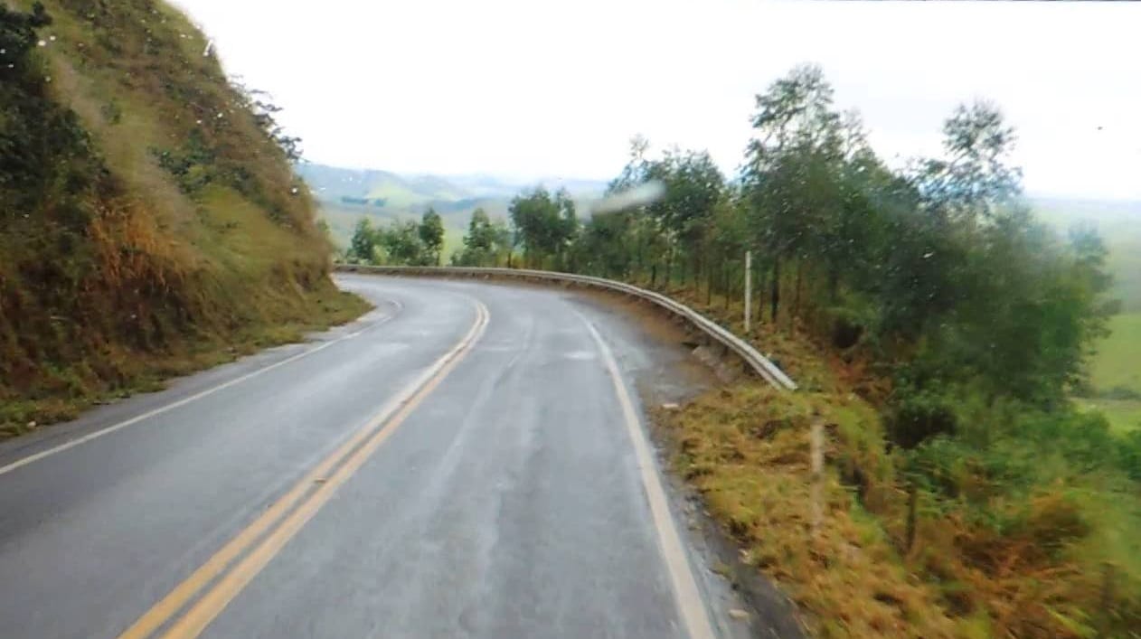 URGENTE: CAMINHÃO DE LATICÍNIOS TOMBA NA SERRA DE SÃO GERALDO