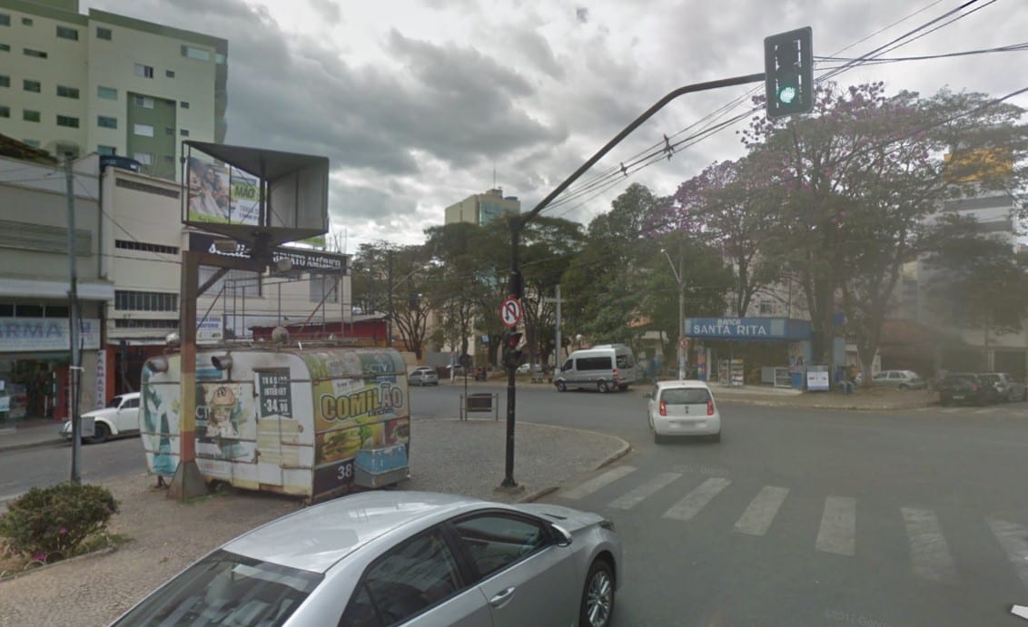 JOVEM DE 18 ANOS É BALEADO NA CABEÇA E SOCORRIDO INCONSCIENTE DENTRO DE TRAILER DE LANCHES NA AV SANTA RITA