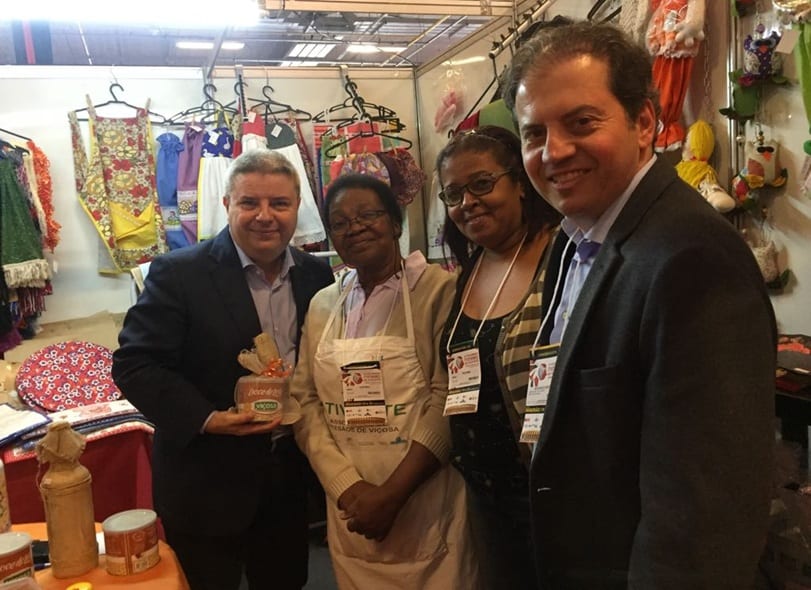 SENADOR DE MINAS E DEPUTADO FEDERAL VISITAM ESTANDE DE ARTESÃOS DE VIÇOSA EM CONGRESSO MINEIRO DE MUNICÍPIOS