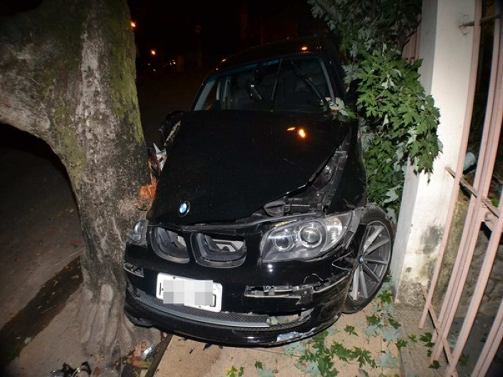HOMEM É PRESO APÓS BATER BMW EM ÁRVORE E MURO DE CASA EM MURIAÉ