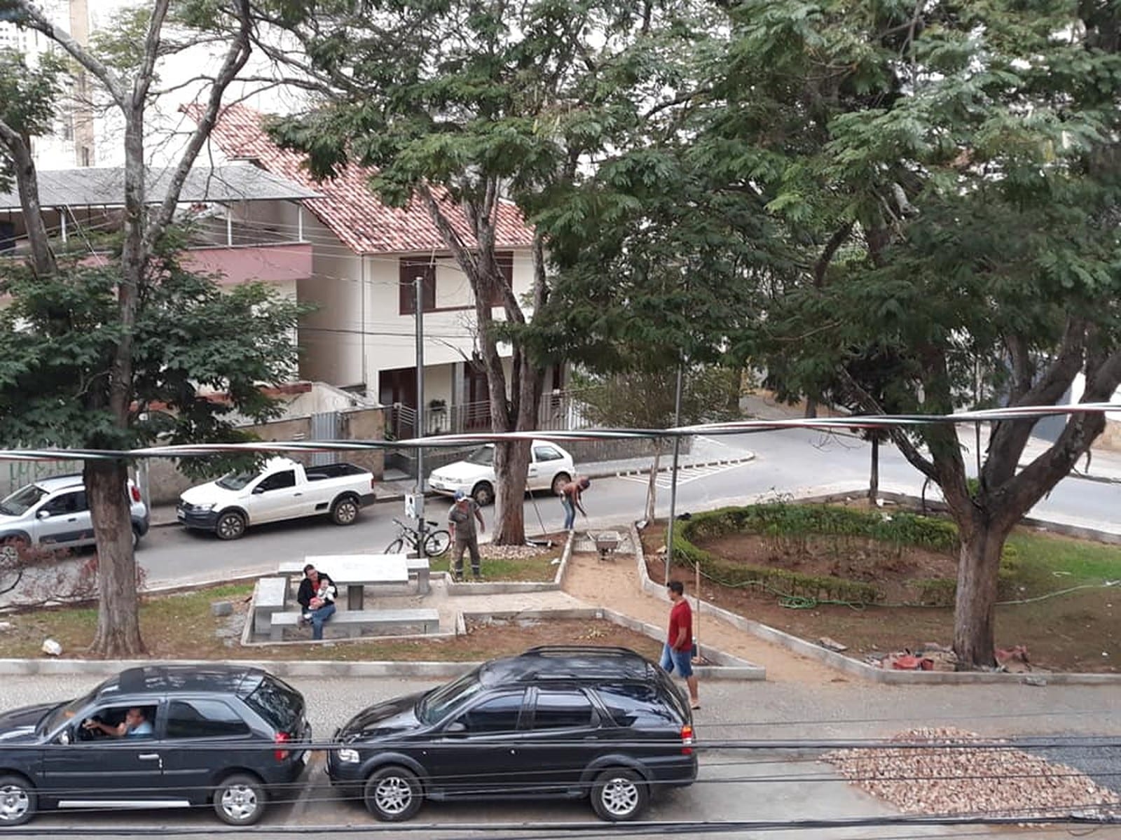 MORADORES DE RAMOS PEDEM INTERRUPÇÃO DE REFORMA NA PRAÇA PARA EVITAR A PRESENÇA DE MENDIGOS