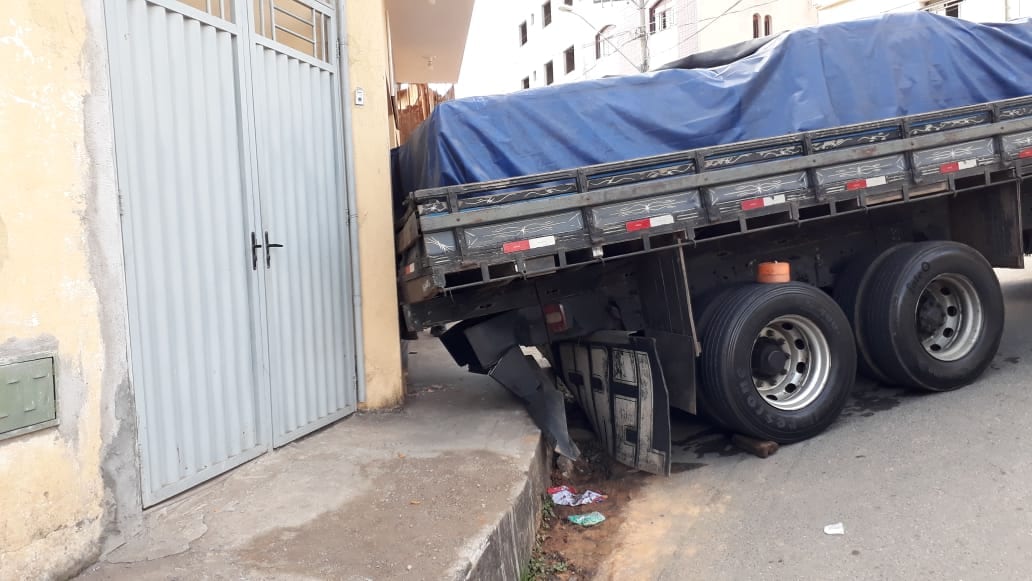 CAMINHÃO QUE TRANSPORTAVA 19 TONELADAS DE CIMENTO PERDE CONTROLE NA RUA DA CONCEIÇÃO