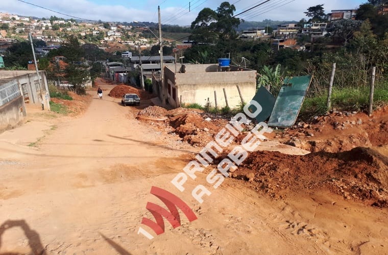 OBRA PARALISADA NO BAIRRO NOVA VIÇOSA PROVOCA TRANSTORNOS AOS MORADORES