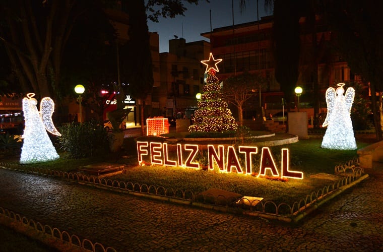 LUZES E ORNAMENTOS NATALINOS SÃO COLOCADOS EM VIÇOSA