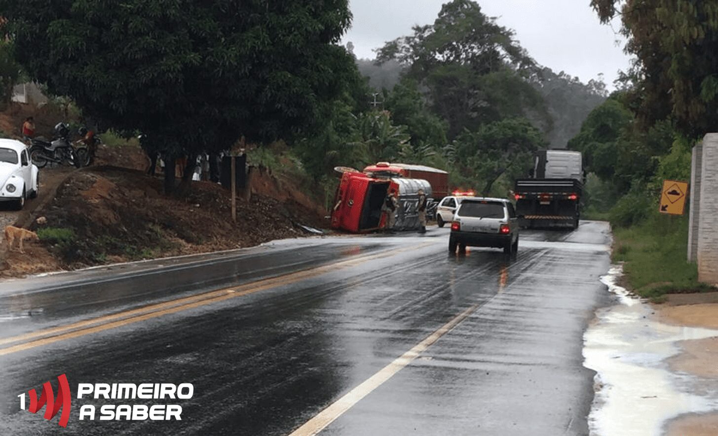 CAMINHÃO DE LEITE TOMBA EM TEIXEIRAS