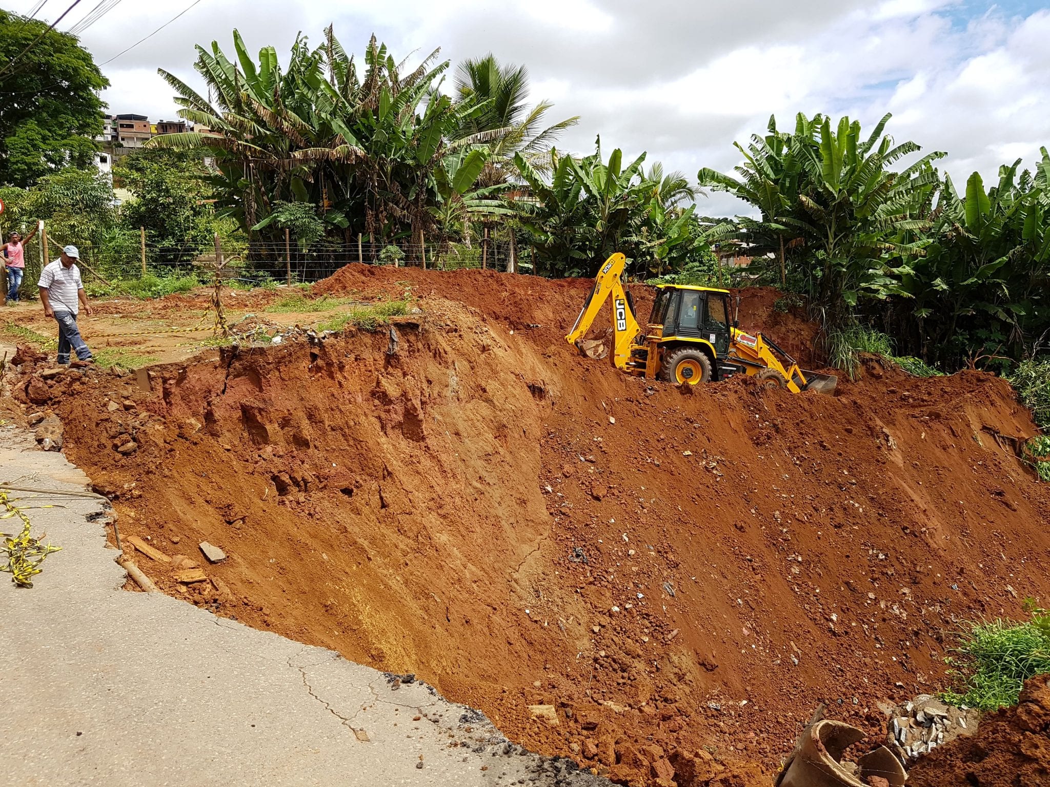 PREFEITURA INICIA OBRA DE CONTENÇÃO NA RUA ASSAD NAZAR NO BAIRRO NOVA VIÇOSA