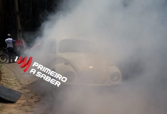 FUSCA PEGA FOGO NO CENTRO DE VIÇOSA