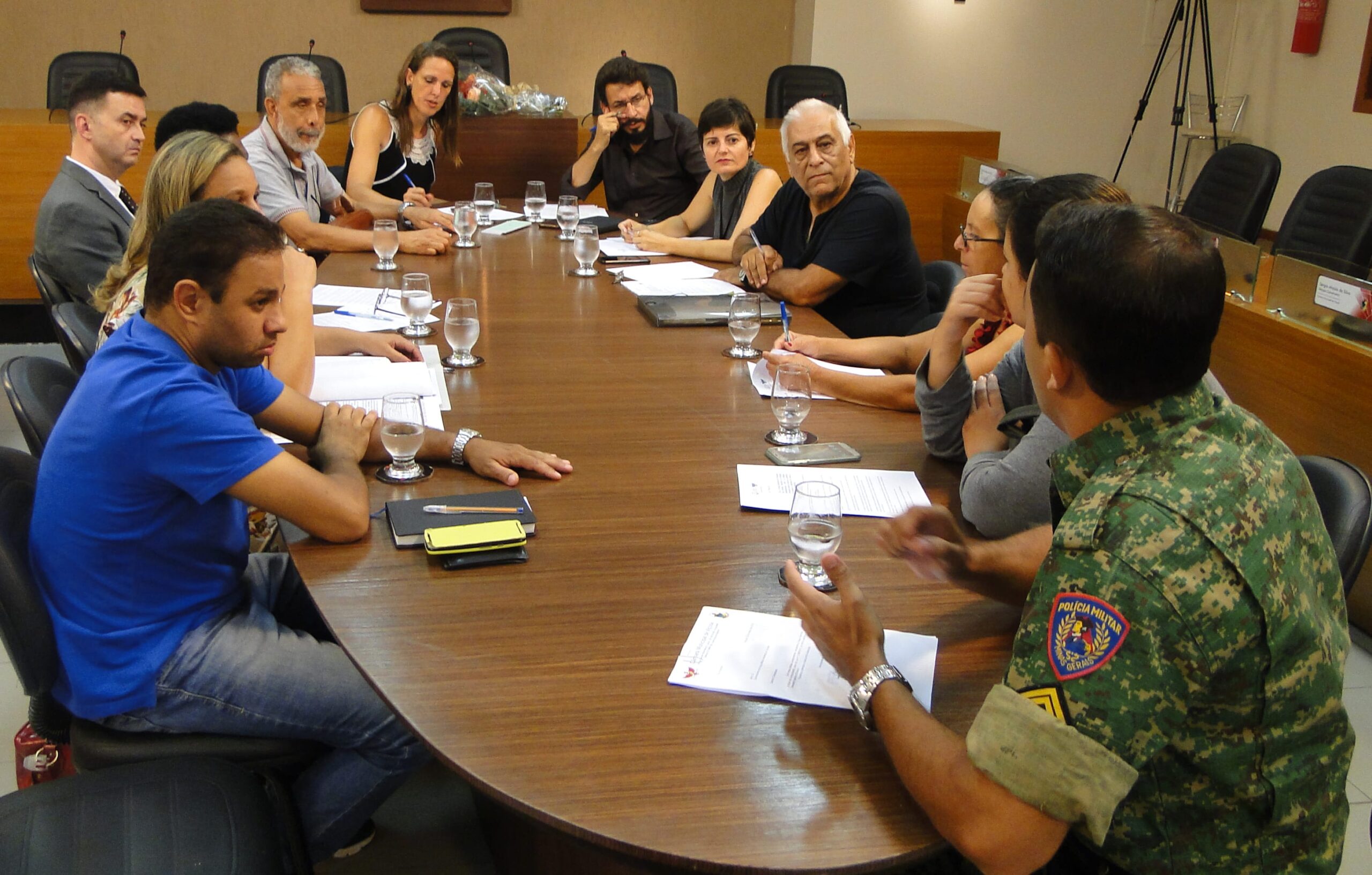 REUNIÃO DISCUTE SOLUÇÃO PARA DESCASO COM ANIMAS NO MUNICÍPIO