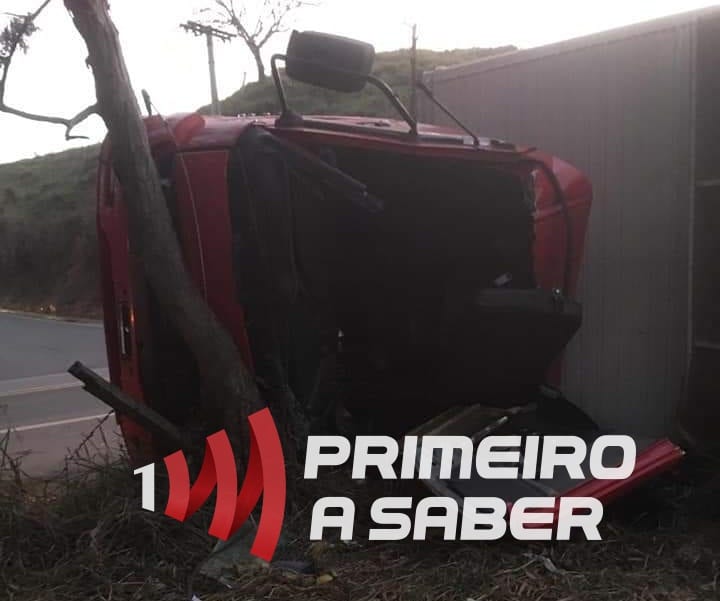 CAMINHÃO TOMBA NA ESTRADA QUE LIGA A SÃO GERALDO