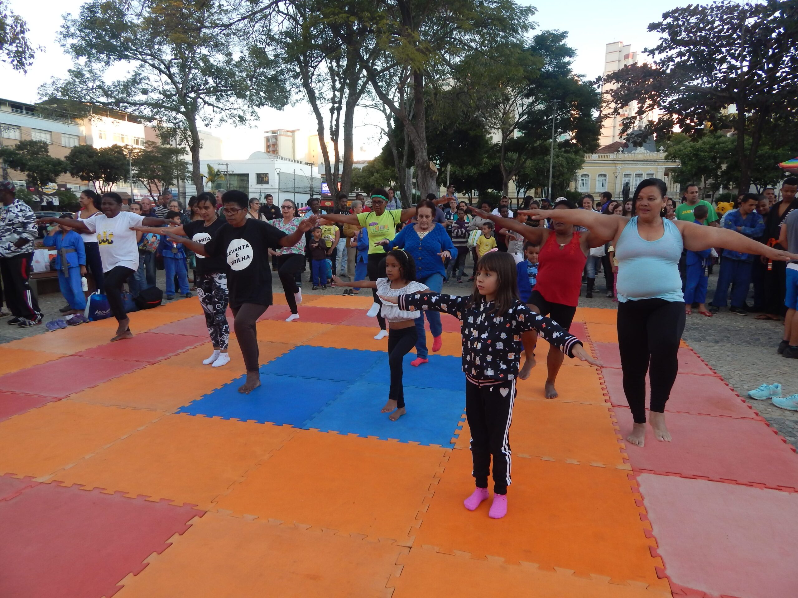 CAMPEONATO DE DAMAS NA PRAÇA