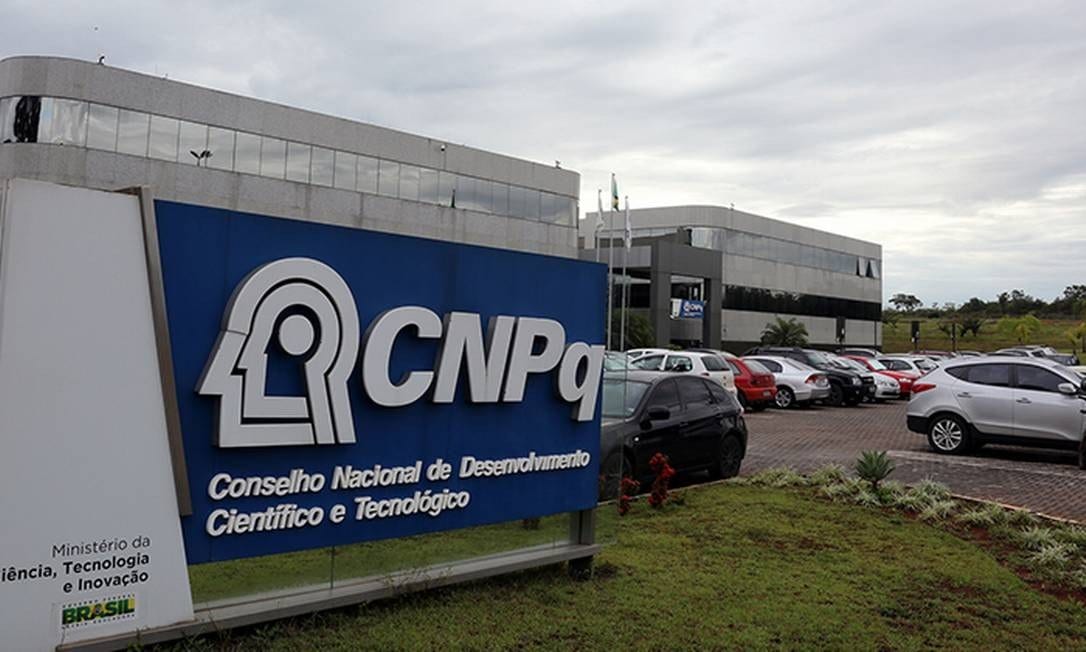 CNPQ SUSPENDE 4.500 BOLSAS POR FALTA DE ORÇAMENTO