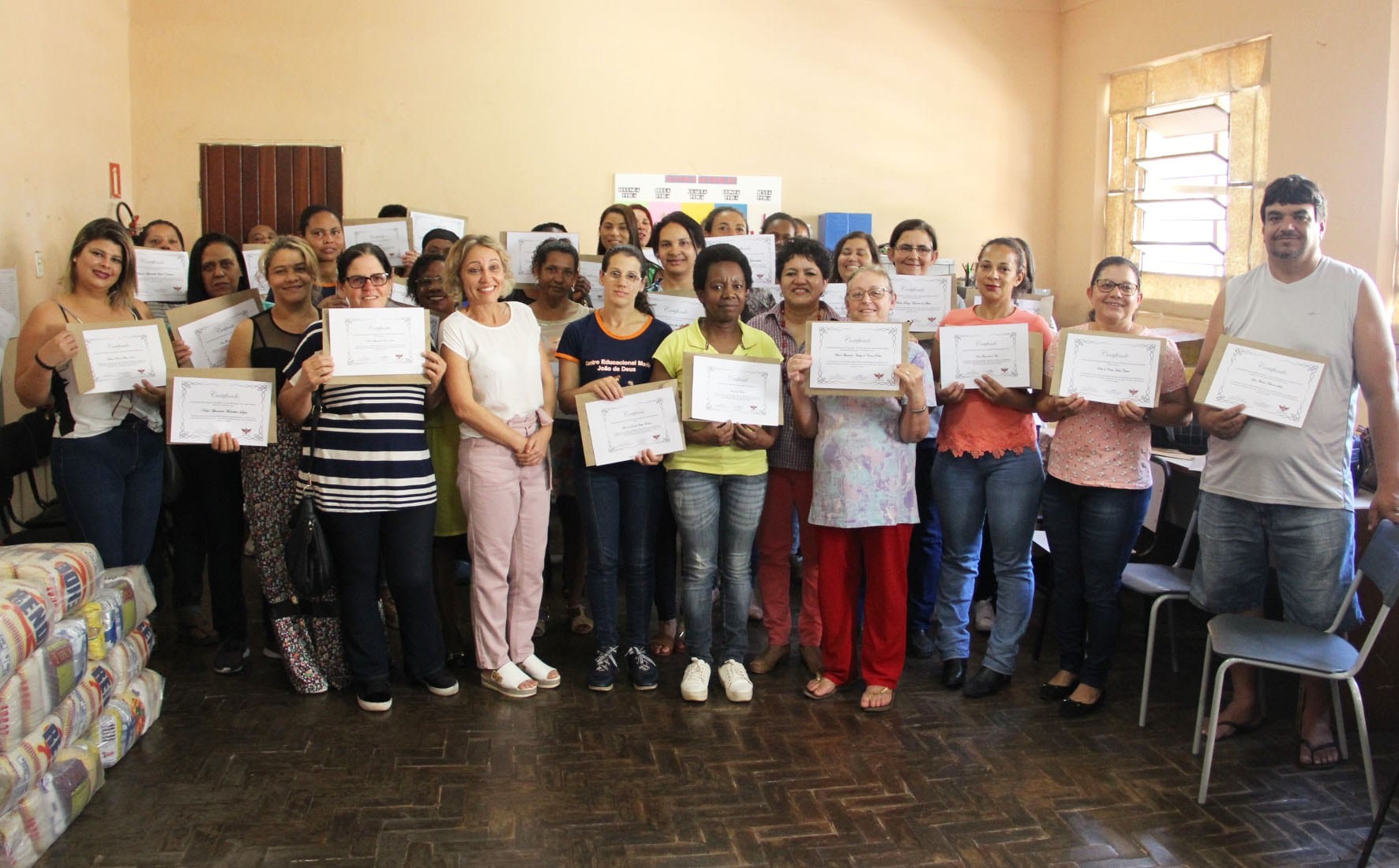 Cantineiras e auxiliares de escola concluem curso de aperfeiçoamento