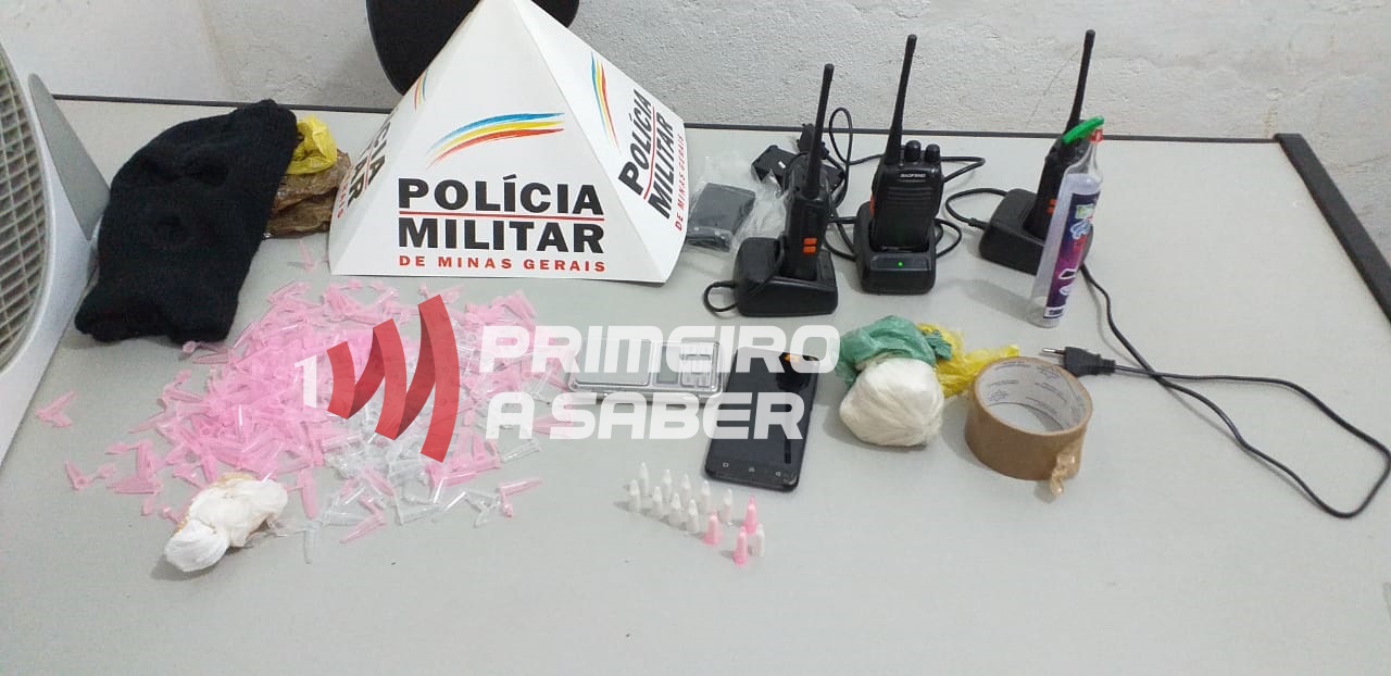 Homem é preso em boca de fumo com drogas e rádios da PM em Ervália