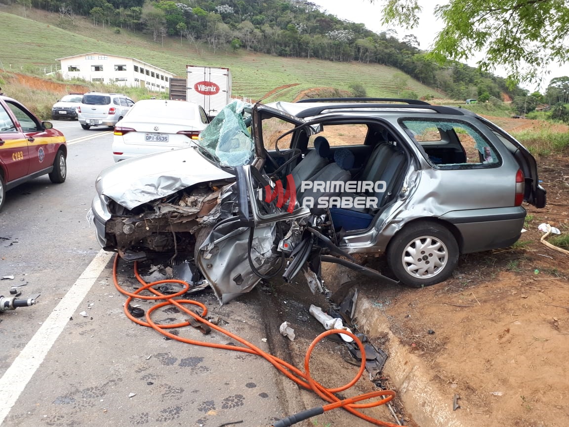 Acidente grave entre dois carros na rodovia que liga Viçosa a Teixeiras
