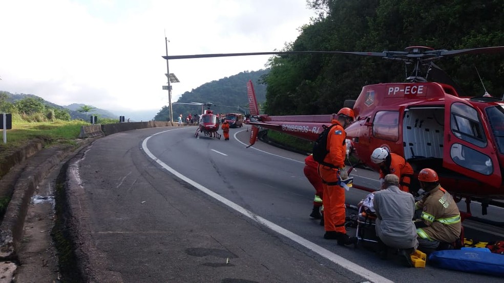 Duas pessoas morrem após colisão com ônibus de excursão de MG na Serra do RJ
